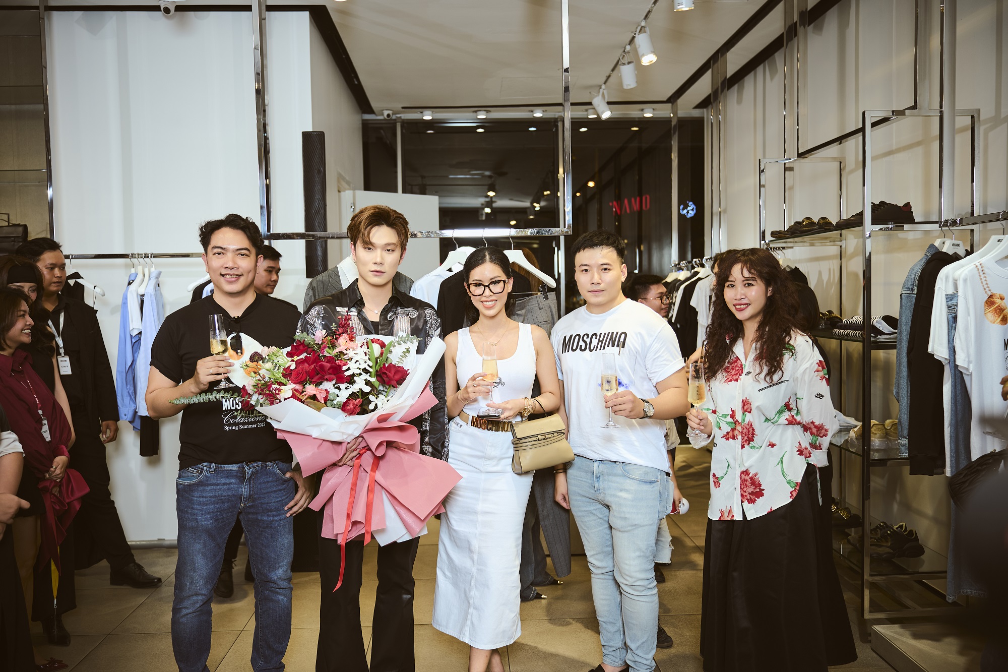 Jacqueline Thảo Tiên Nguyễn - Tổng giám đốc DAFC, Ông Nguyễn Thuận Đạt - Giám đốc Điều hành DAFC cùng " Anh trai say Hi” Dương Domic.