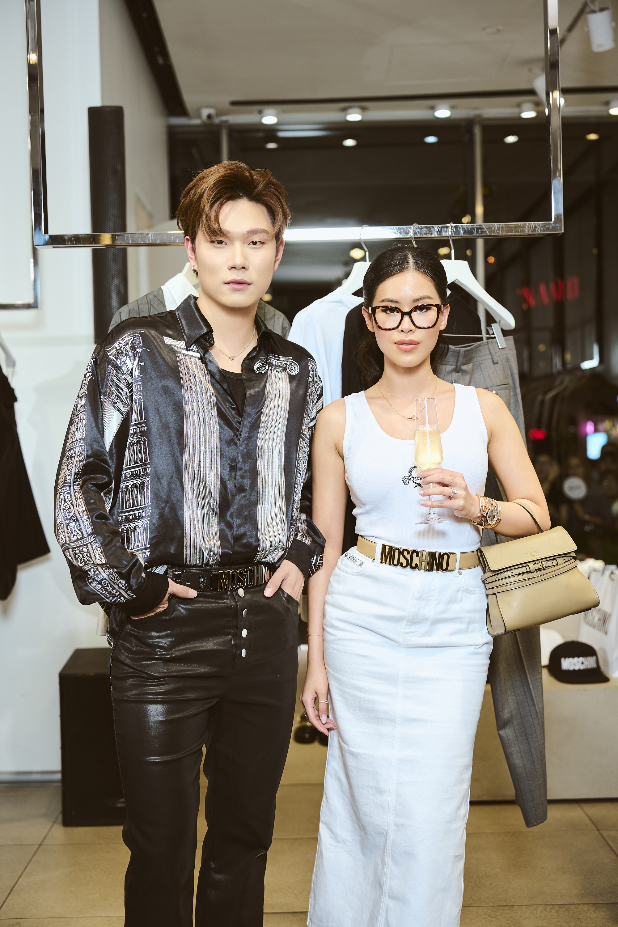 Jacqueline Thảo Ti&ecirc;n Nguyễn - Tổng Gi&aacute;m Đốc DAFC diện full look Moschino, kết hợp &aacute;o ba lỗ logo Laurel Crown c&ugrave;ng ch&acirc;n v&aacute;y denim trắng.