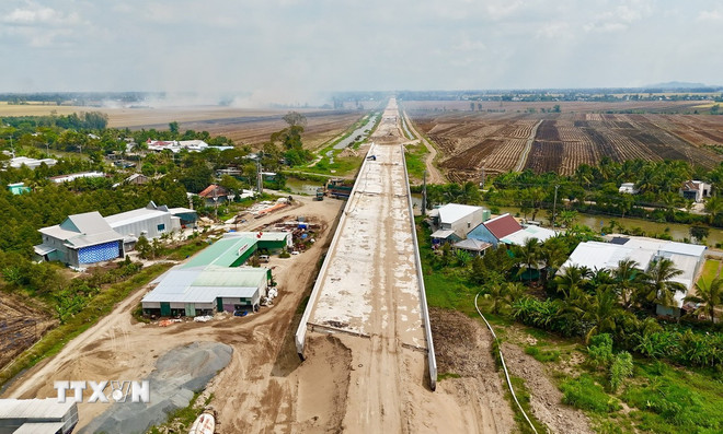 Cầu Kênh Ngang Huệ Đức, xã Vĩnh Nhuận (Châu Thành, An Giang) đã được nhà thầu hoàn thành thi công bề mặt cầu. Ảnh: Thanh Sang/TTXVN.