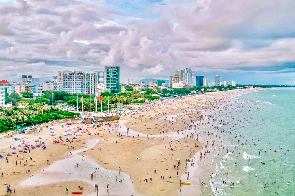 Bà Rịa – Vũng Tàu có bờ biển dài với bãi cát thoải từ lâu đã được biết đến là điểm đến du lịch nổi tiếng.