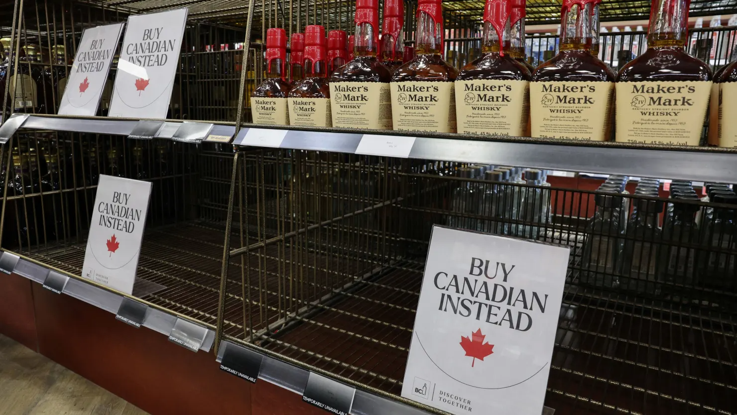 Quầy h&agrave;ng trống của một cửa h&agrave;ng rượu tại British Columbia (Canada) khi loại bỏ rượu nhập khẩu Mỹ v&agrave; đặt biển b&aacute;o &Prime;H&atilde;y thay bằng h&agrave;ng Canada