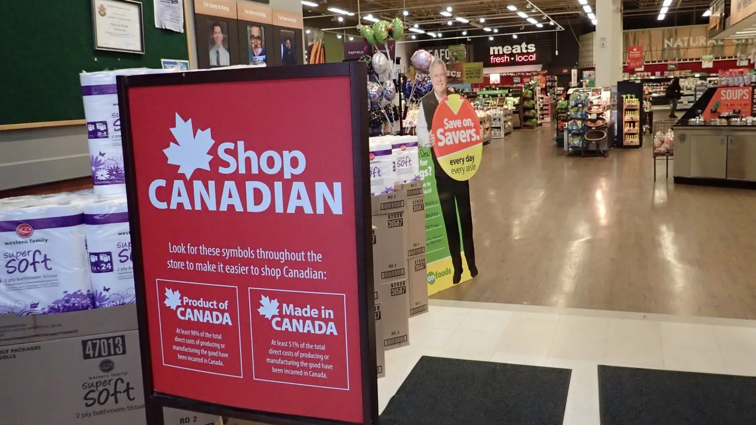 Tấm biển ghi "Mua hàng Canada” tại lối vào của một siêu thị ở Vancouver, British Columbia, Canada ngày 4/3/2025 - Ảnh: Getty Images