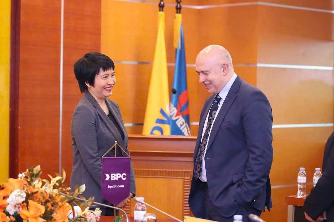 Bà Hạnh Bùi - Giám đốc Quốc gia Việt Nam, BPC và ông George Vatikiotis - Giám đốc Điều hành BPC khu vực Châu Á - Thái Bình Dương, trao đổi tại lễ ký kết hợp tác với PVcomBank ngày 7/3/2025.