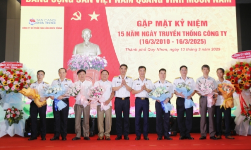 Tân cảng miền Trung đón nhận Bằng khen của Bộ Quốc phòng và tỉnh Bình Định