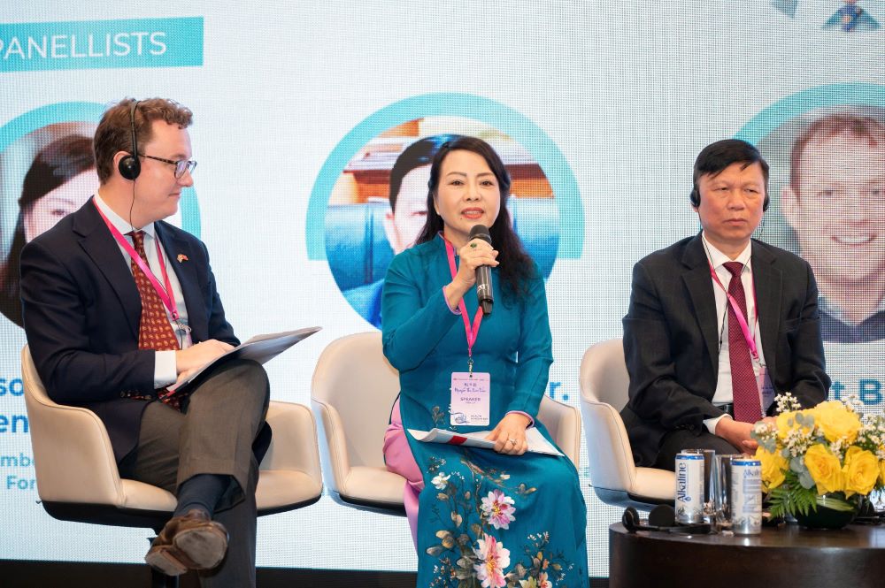 Bà Nguyễn Thị Kim Tiến: 