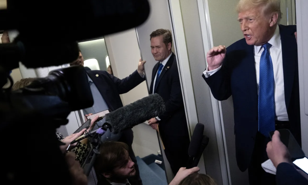Tổng thống Mỹ Donald Trump trò chuyện với các nhà báo trên máy bay Không lực 1 hôm 16/3 - Ảnh: Bloomberg.
