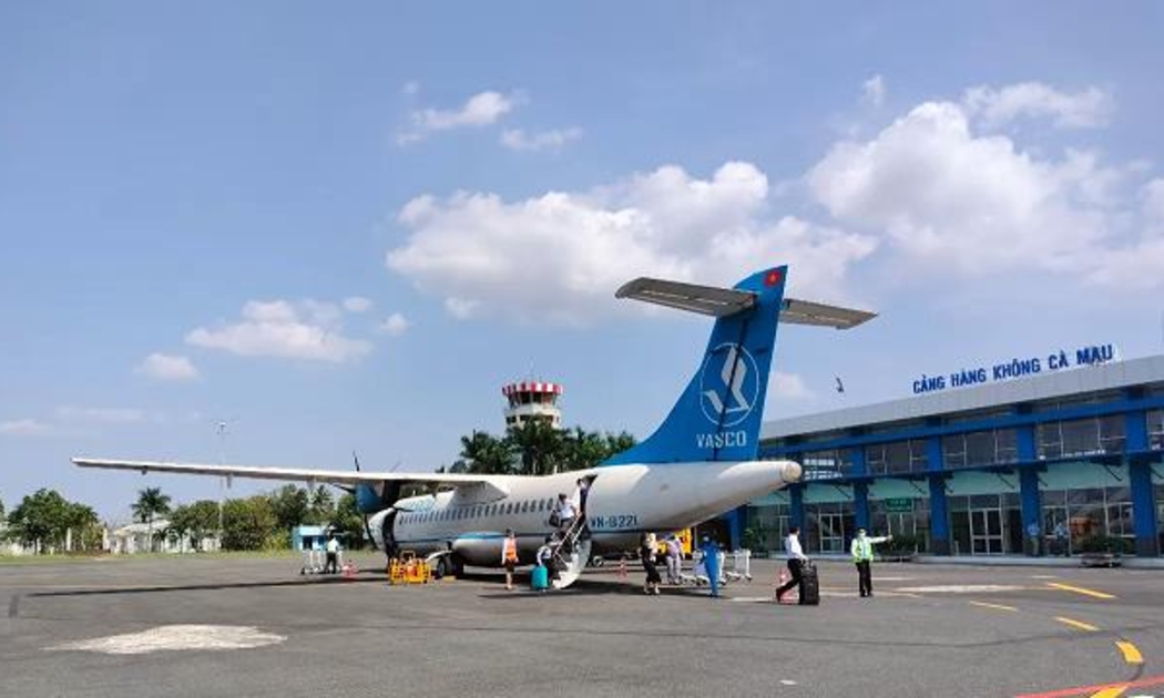 Hiện tại, ngoài dòng ATR-72 đang khai thác tuyến Sài Gòn - Cà Mau mỗi ngày một chuyến, thì dòng máy bay phản lực Embraer do Brazil sản xuất, sức chứa 98 hành khách đã được đưa vào khai thác tuyến Cà Mau - Hà Nội và ngược lại. Ảnh minh họa