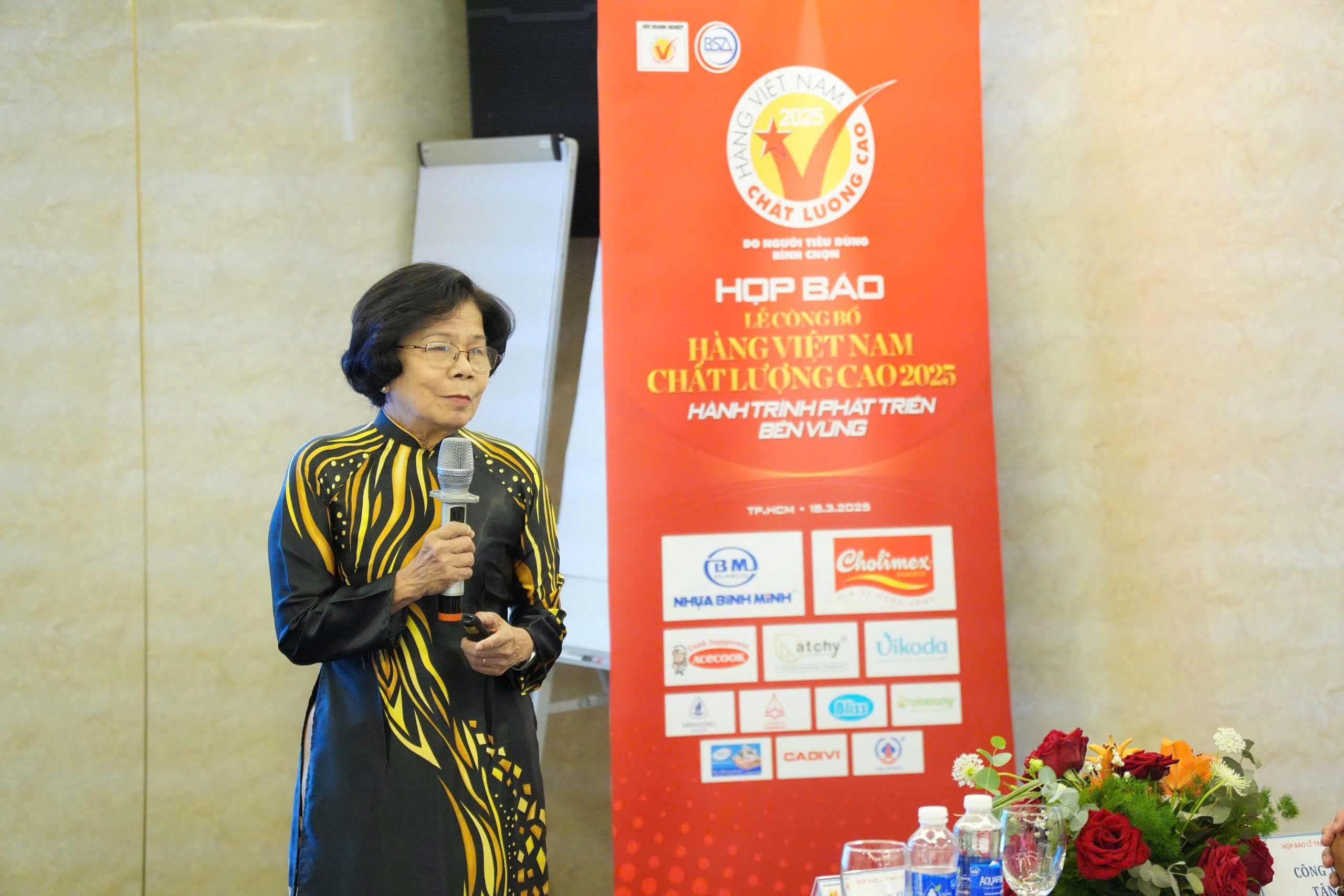 Bà Vũ Kim Hạnh họp báo công bố 562 doanh nghiệp đạt chứng nhận Hàng Việt Nam chất lượng cao 2025, sáng 18/3.