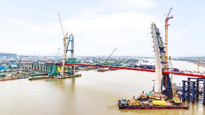 A closure joint installed into Hai Phong's Hoang Gia bridge project