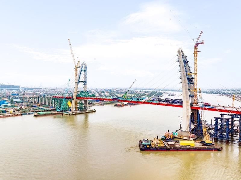 A closure joint installed into Hai Phong's Hoang Gia bridge project