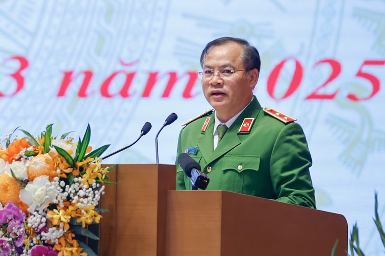 Thứ trưởng Bộ Công an Nguyễn Văn Long báo cáo kết quả thực hiện các nhiệm vụ được giao về Đề án 06; tiến độ triển khai Trung tâm Dữ liệu Quốc gia - Ảnh: VGP. 