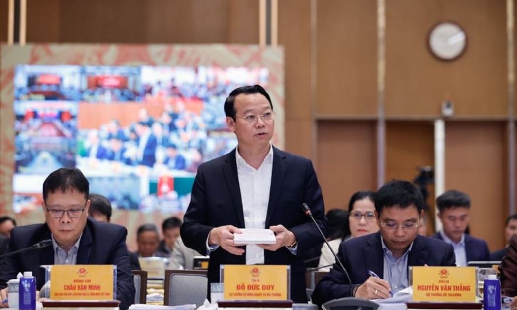Bộ trưởng Bộ Nông nghiệp và Môi trường Đỗ Đức Duy báo cáo về việc thực hiện mục tiêu hoàn thành liên thông cơ sở dữ liệu quốc gia về đất đai vào tháng 6/2025 - Ảnh: VGP.