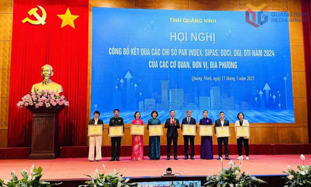 Chủ tịch UBND tỉnh Quảng Ninh tặng Bằng khen của UBND tỉnh cho các tập thể có thành tích xuất sắc trong phong trào thi đua