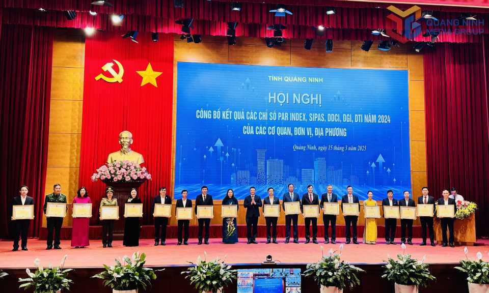 UBND tỉnh tặng Bằng khen của UBND tỉnh cho c&aacute; nh&acirc;n c&oacute; th&agrave;nh t&iacute;ch xuất sắc trong phong tr&agrave;o thi đua 