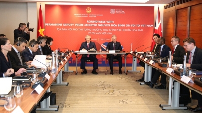 Standing Deputy PM, former British PM co-chair seminar on attracting FDI to Vietnam