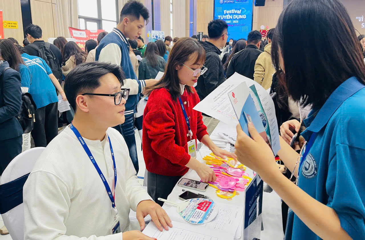 Các doanh nghiệp tham gia tuyển dụng. 