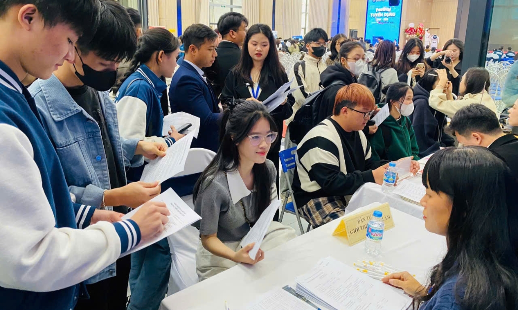 Lao động trẻ tham gia ngày hội tuyển dụng để tìm hiểu cơ hội việc làm. Ảnh:Thanh Bình.