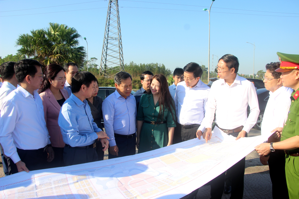 Bí thư Tỉnh uỷ Quảng Ninh Vũ Đại Thắng thị sát một dự án trên địa bàn tỉnh.