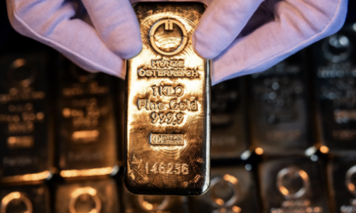 Giá vàng nhích lên dù đồng USD tăng mạnh, báo cáo PCE Mỹ có thể gây biến động