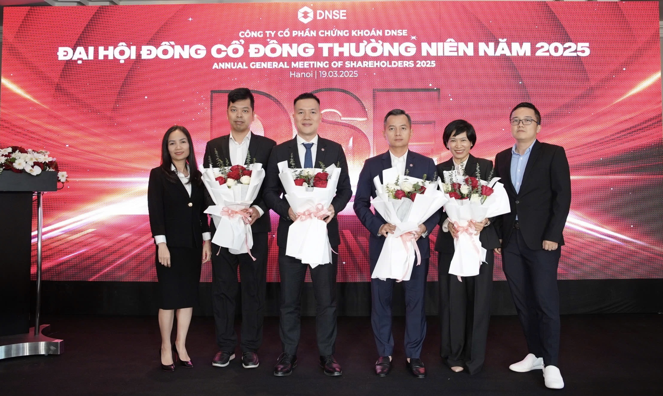 Các thành viên trúng cử HĐQT và Ban kiểm soát DNSE nhiệm kỳ mới ra mắt Đại hội.