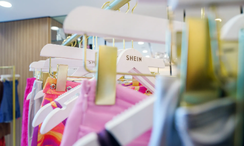 Bán giá rẻ khi kinh tế suy thoái, thời trang nhanh vẫn “lao đao”