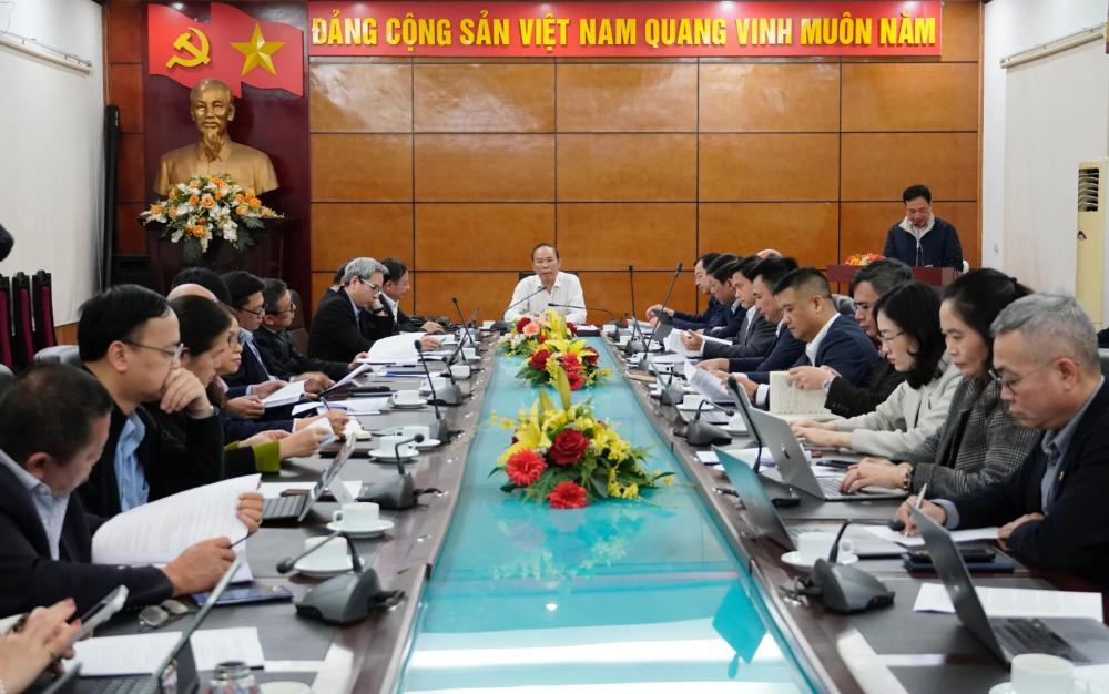 Thứ trưởng Phùng Đức Tiến chủ trì cuộc họp.