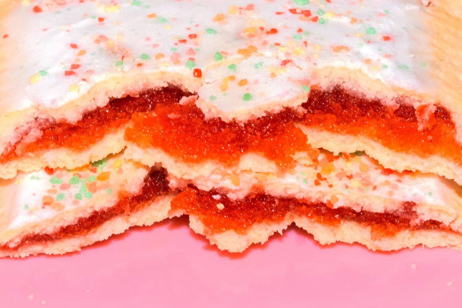 Trong bức ảnh chụp ngày 23/5/2024 này, chiếc bánh Pop-Tarts được bán ở Mỹ có chứa thuốc nhuộm nhân tạo màu đỏ số 40.