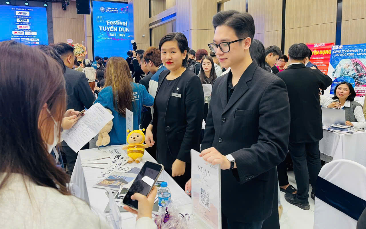 Doanh nghiệp tham gia tuyển dụng tại các phiên giao dịch, hội chợ việc làm. Ảnh: Thanh Bình.
