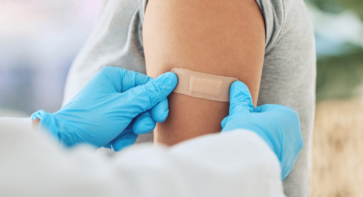 Để đảm bảo an to&agrave;n khi ti&ecirc;m chủng, mọi người cần kh&aacute;m s&agrave;ng lọc trước ti&ecirc;m.