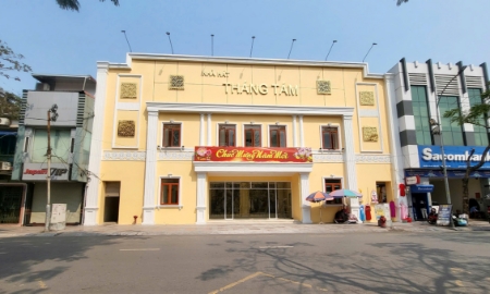 Tại Nhà hát Tháng Tám có 07 hộ dân sinh sống nên cơ quan chức năng chưa xử lý được công sản sử dụng không đúng mục đích này.