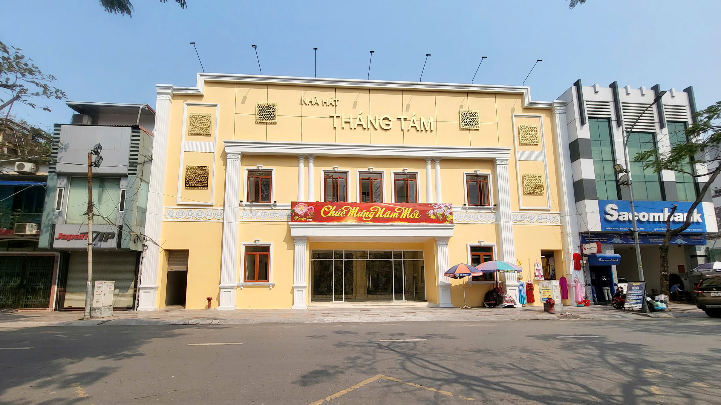 Tại Nhà hát Tháng Tám có 07 hộ dân sinh sống nên cơ quan chức năng chưa xử lý được công sản sử dụng không đúng mục đích này.