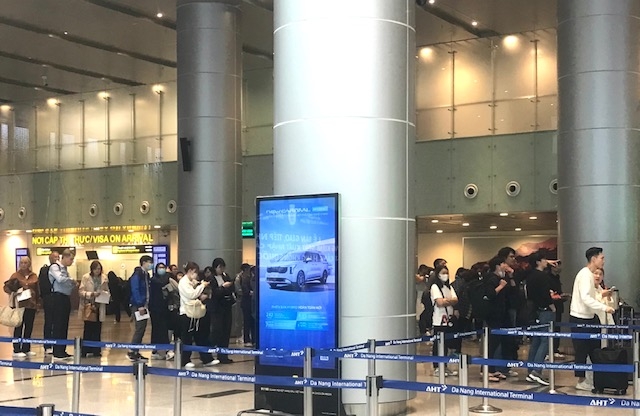 H&agrave;nh kh&aacute;ch nhập cảnh qua s&acirc;n bay quốc tế Đ&agrave; Nẵng ng&agrave;y 20/3/2025. Ảnh NG&ocirc; Anh Văn