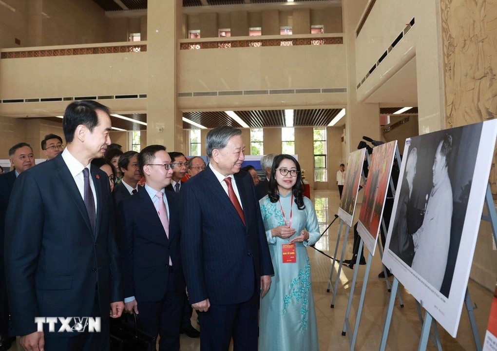 Tổng Bí thư Tô Lâm xem trưng bày ảnh về thành tựu 75 năm quan hệ Việt Nam - Trung Quốc. Ảnh: TTXVN