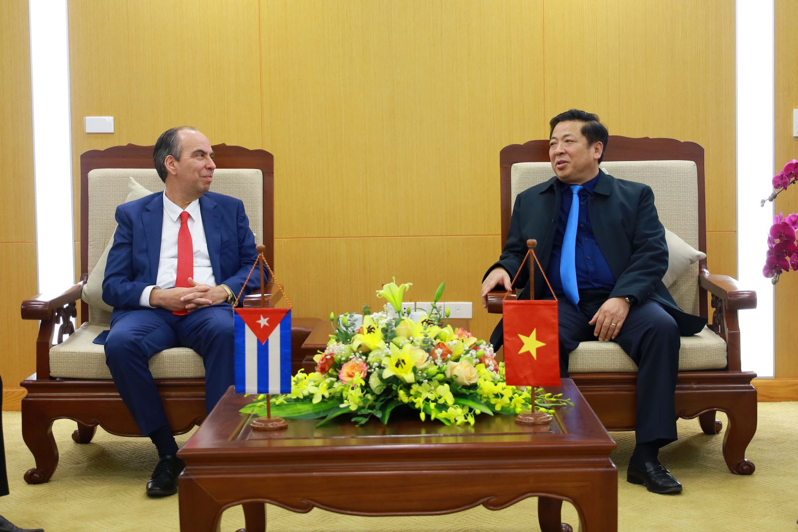 Bộ trưởng Trần Hồng Minh trao đổi với Đại sứ đặc mệnh toàn quyền Cộng hòa Cuba tại Việt Nam. Ảnh: Bộ Xây dựng
