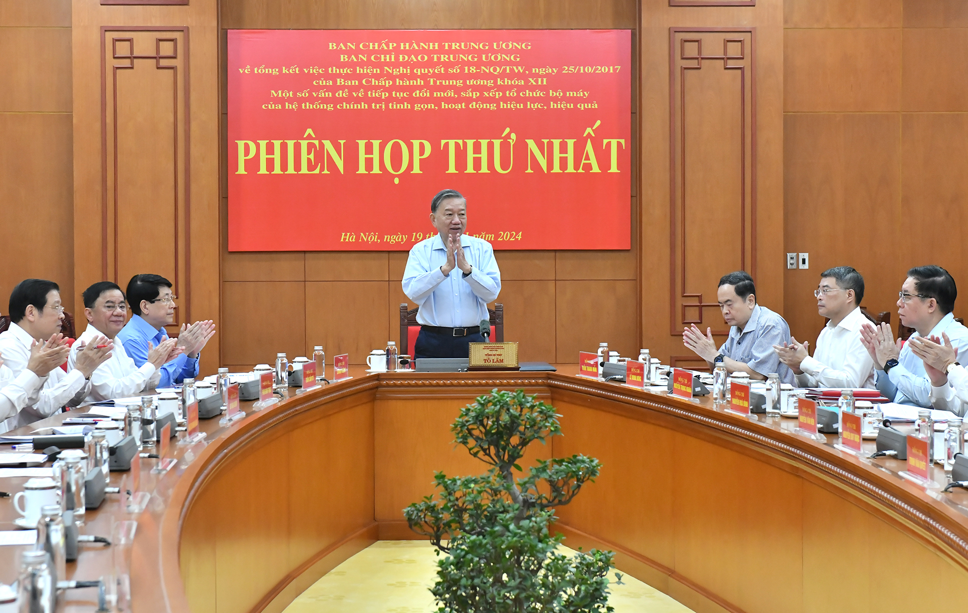 Tổng Bí thư Tô Lâm chủ trì Phiên họp thứ nhất Ban Chỉ đạo Trung ương về tiếp tục đổi mới, sắp xếp tổ chức bộ máy của hệ thống chính trị tinh gọn, hoạt động hiệu lực, hiệu quả - Ảnh: Nhandan