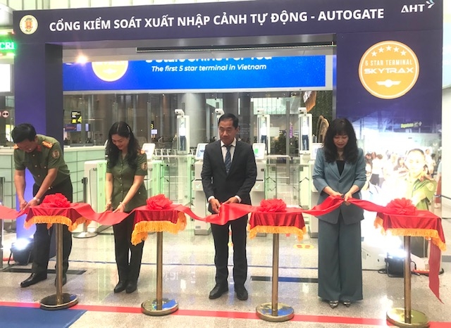 Nghi thức cắt băng đưa vào vận hành hệ thống Cổng kiểm soát xuất nhập cảnh tự động(Autogate) tại sân bay quốc tế Đà Nẵng. Ảnh Ngô Anh Văn
