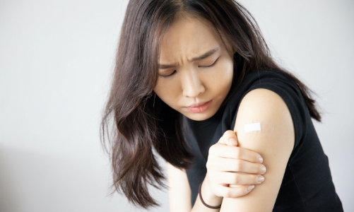 Đề phòng sốc phản vệ sau khi tiêm vaccine