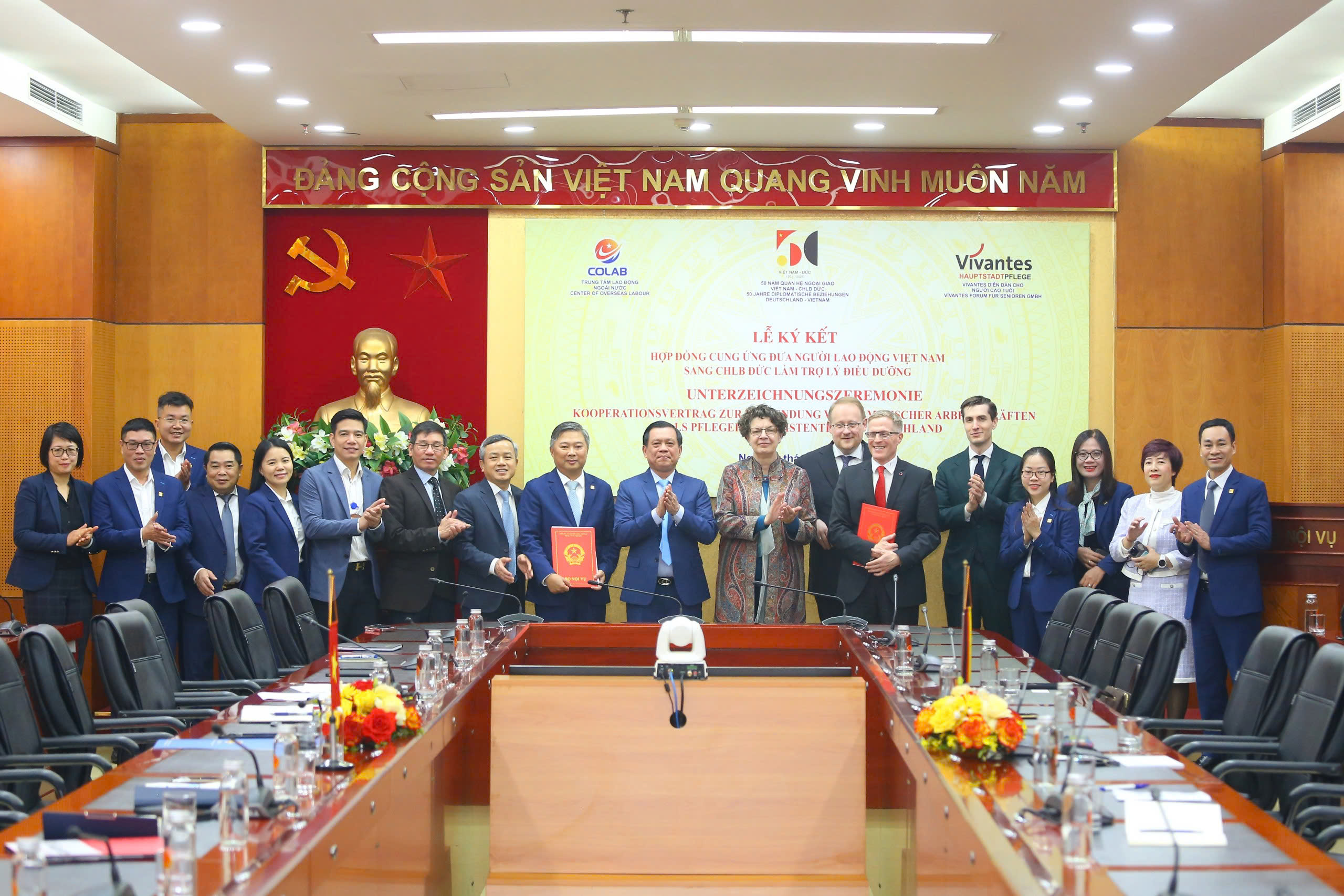 Lế ký kết Hợp đồng cung ứng đưa lao động Việt Nam sang làm trợ lý điều dưỡng tại Đức. Ảnh: MOHA.