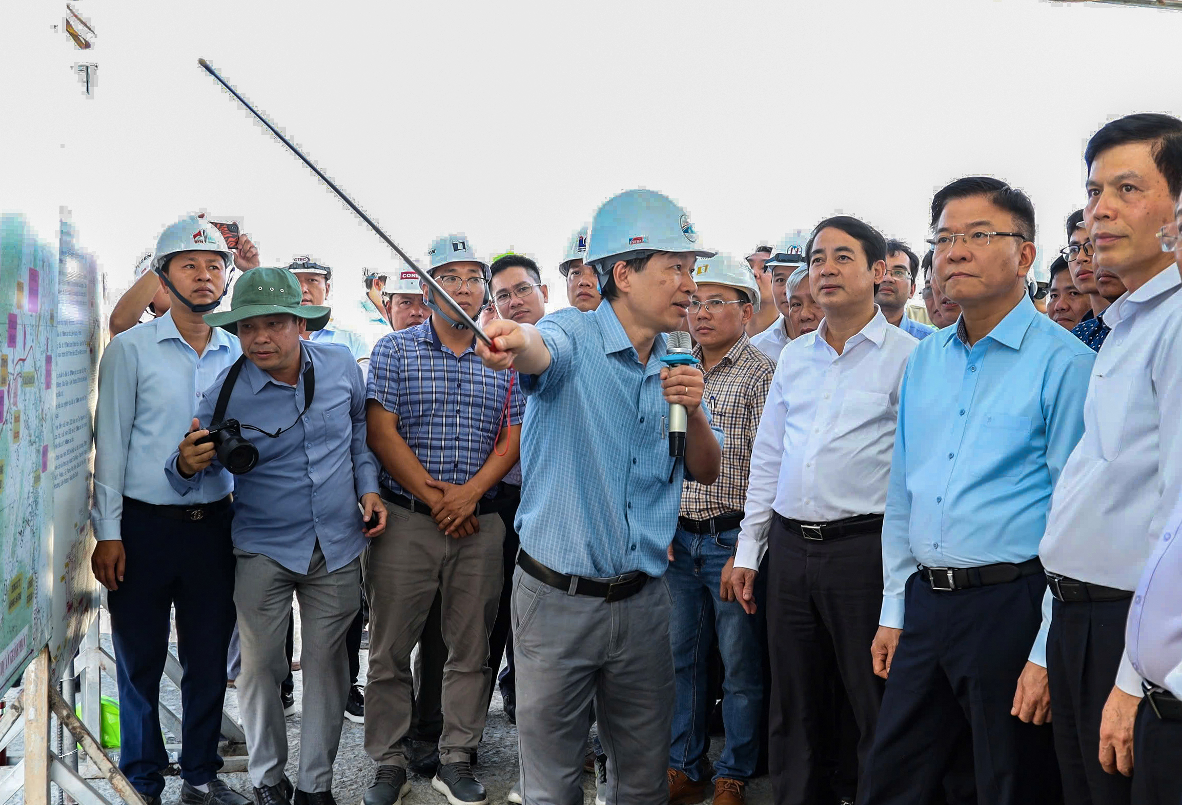 Phó thủ tướng Lê Thành Long kiểm tra thực địa, nghe báo cáo tiến độ dự án cao tốc Khánh Hòa - Buôn Ma Thuột.