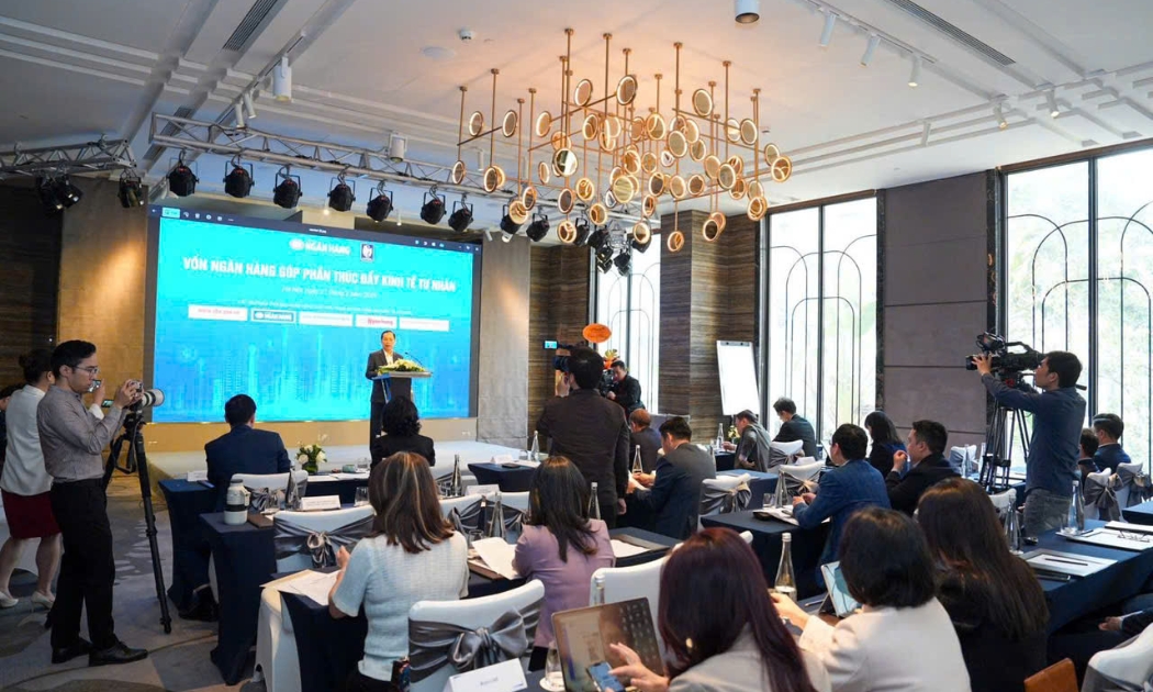 Đại diện các ngân hàng, hiệp hội doanh nghiệp và chuyên gia tham dự hội thảo.