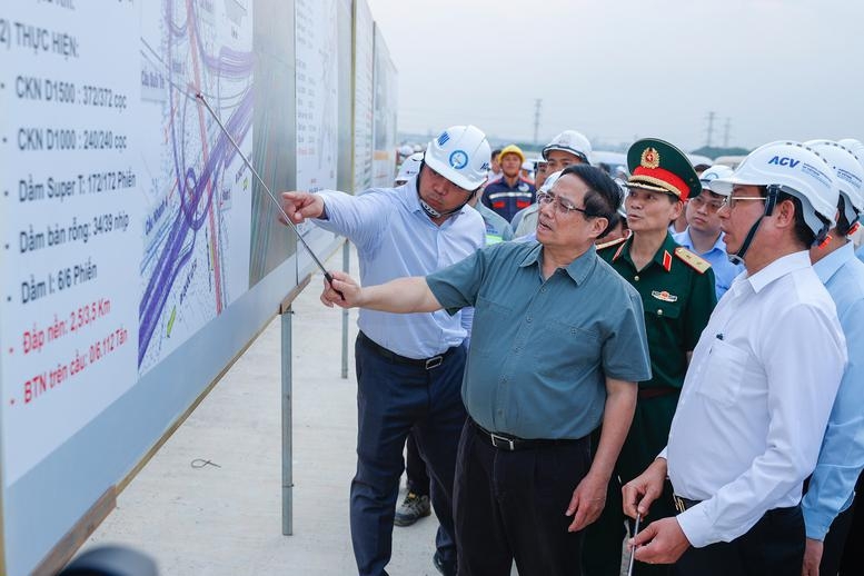 PM urges to complete Long Thanh airport by year end