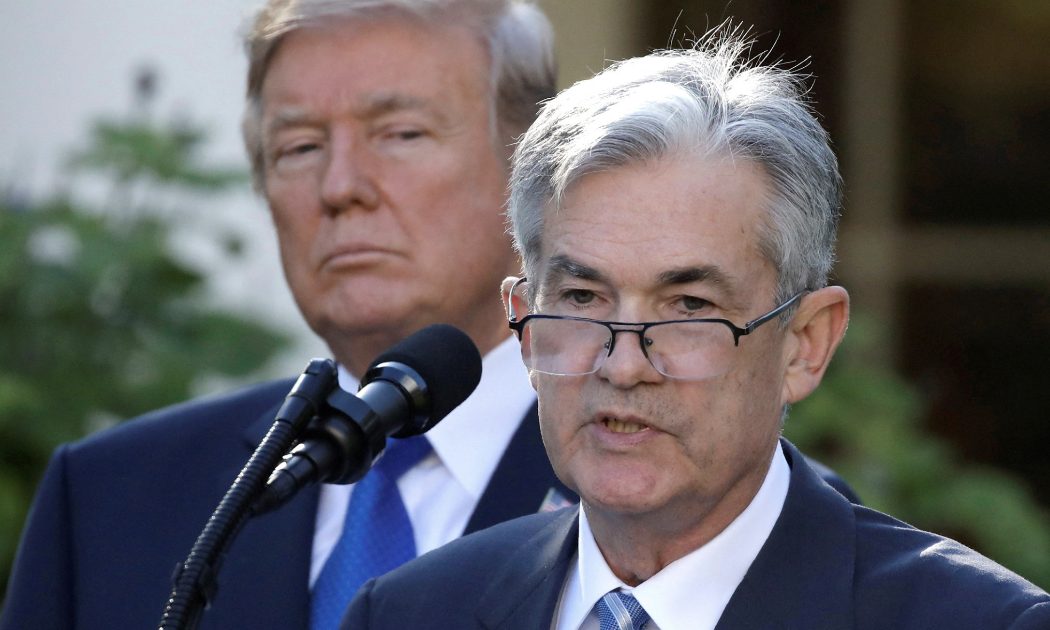 Tổng thống Mỹ Donald Trump (trái) và Chủ tịch Fed Jerome Powell trong nhiệm kỳ trước của ông Trump - Ảnh: Reuters.