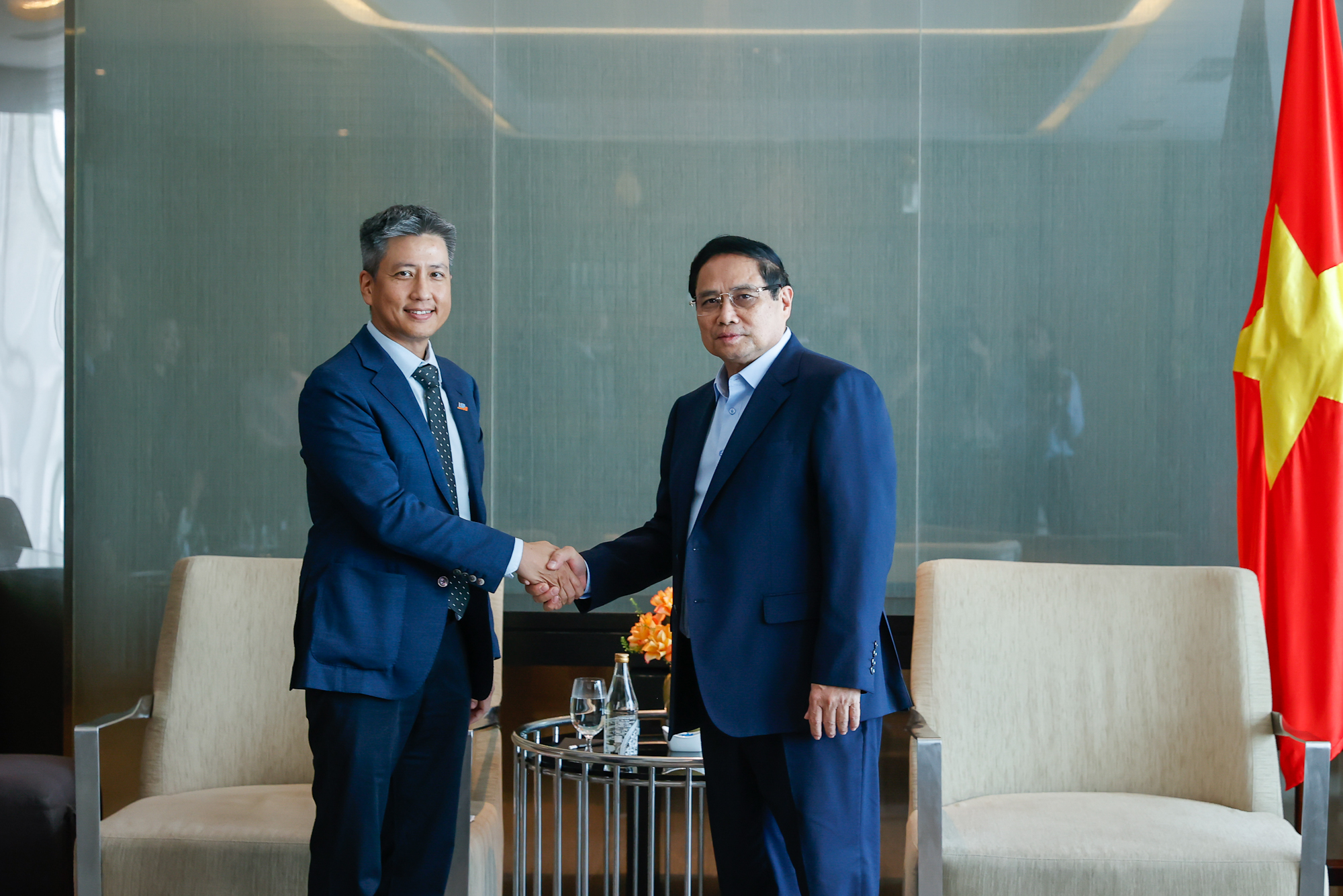 Thủ tướng Phạm Minh Chính và Tổng Giám đốc Công ty TNHH Hóa dầu Long Sơn Kulachet Dharachandra - Ảnh: VGP/Nhật Bắc.
