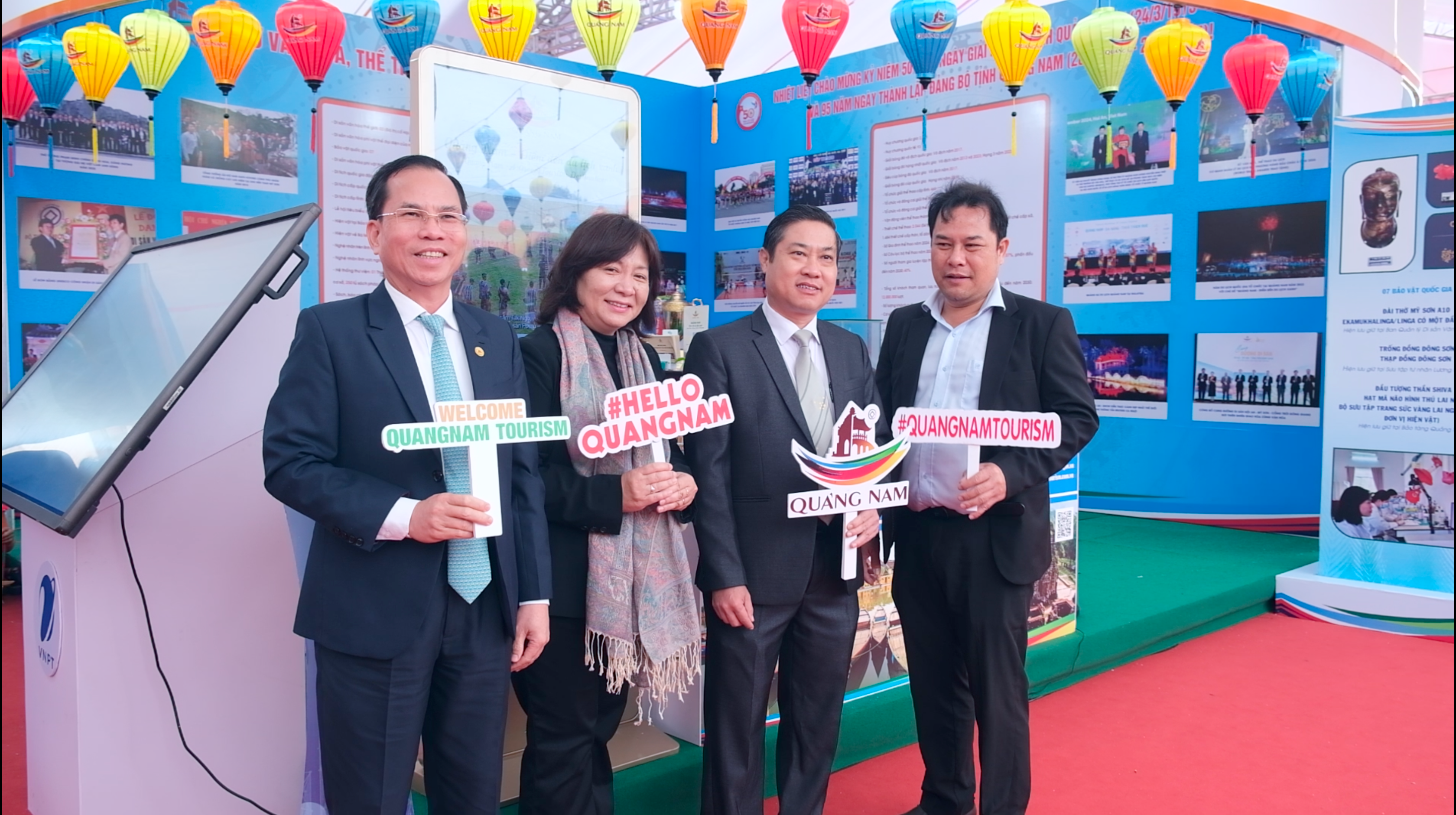 Lãnh đạo tỉnh chụp ảnh lưu niệm tại Triển lãm (Ảnh: Quang Hiếu)