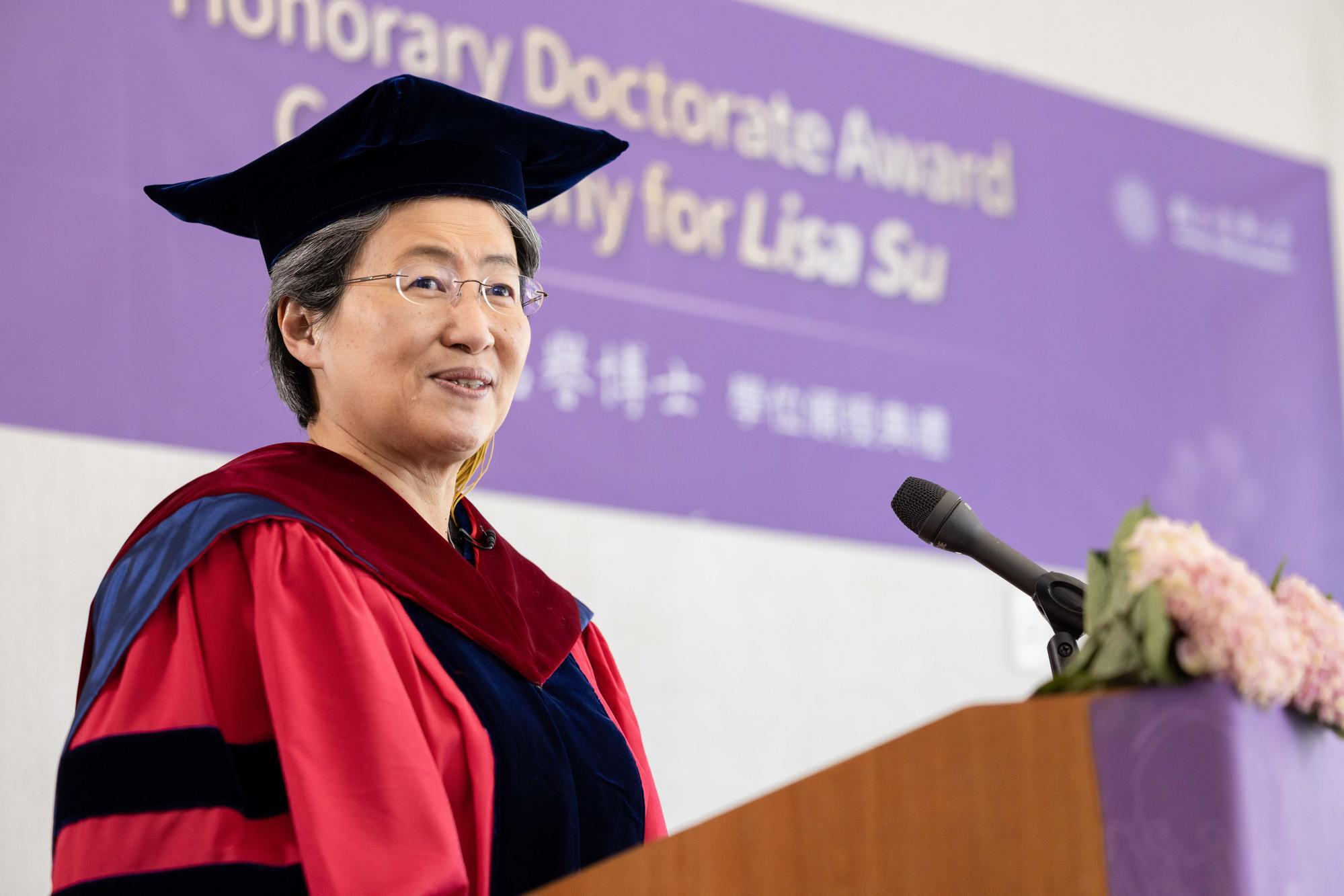 Lisa Su tốt nghiệp tiến sĩ tại Đại học Quốc gia Tsing Hua (Đài Loan).