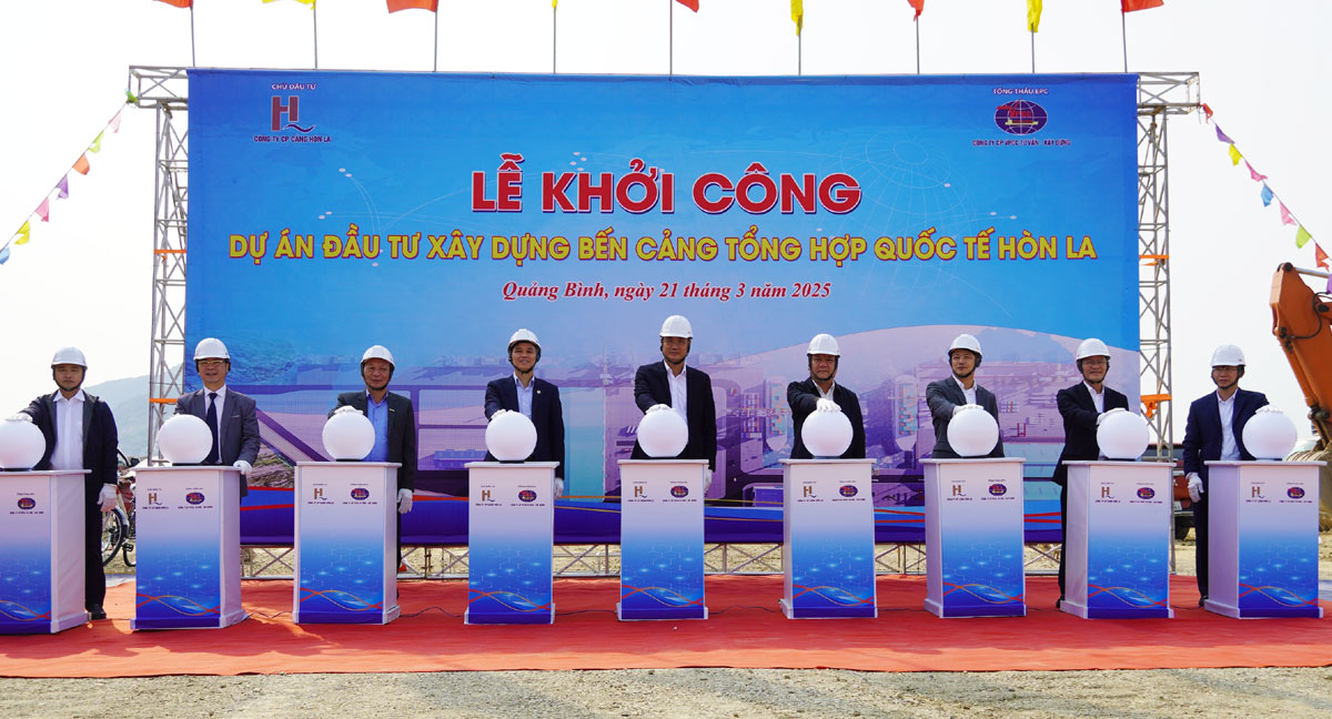 Đại diện lãnh đạo tỉnh Quảng Bình, nhà đầu tư  thực hiện nghi thức bấm nút khởi công Dự án Bến cảng tổng hợp Quốc tế Hòn La