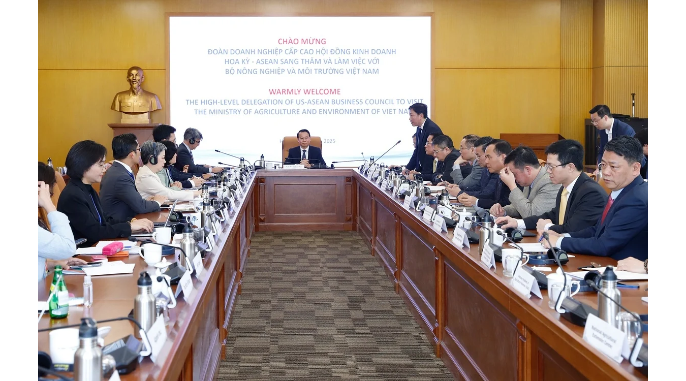 Bộ trưởng Bộ Nông nghiệp và Môi trường Đỗ Đức Duy làm việc với đoàn công tác của Hội đồng kinh doanh Hoa Kỳ ASEAN USABC do ông Brian McFeeters, Phó Chủ tịch Cấp cao kiêm Giám đốc Điều hành Khu vực của USABC làm trưởng đoàn