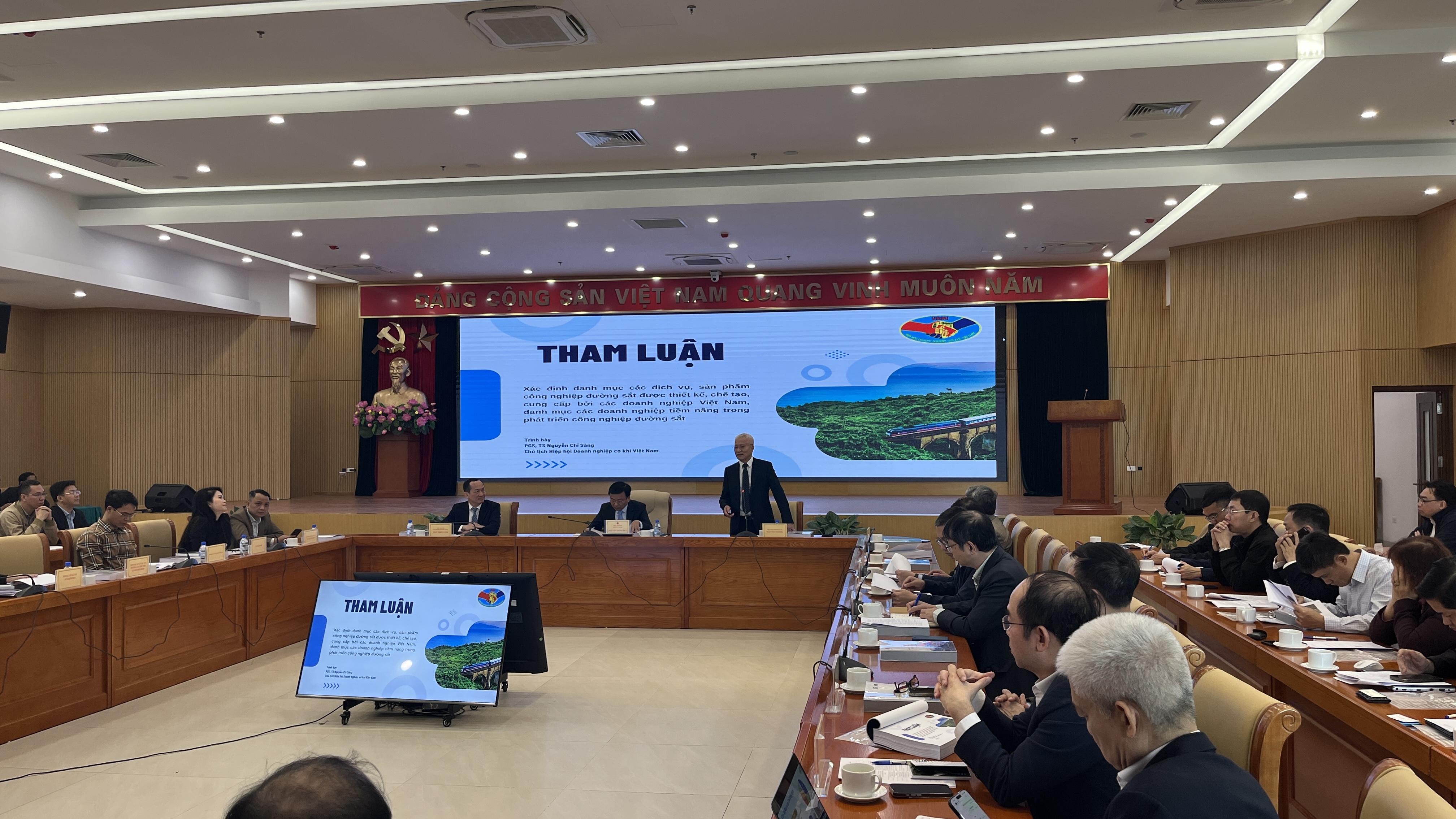 Quang cảnh hội thảo: “Doanh nghiệp Việt với chương trình Phát triển công nghiệp đường sắt”.