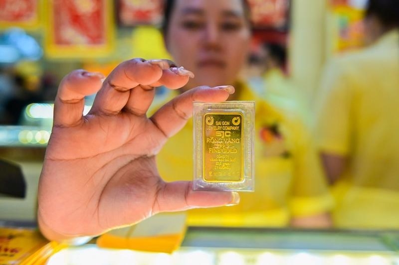 Domestic gold prices drop after hitting historic record high