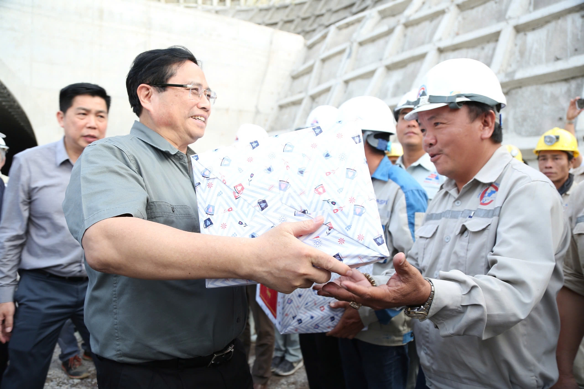 Thủ tướng Phạm Minh Chính thăm hỏi, động viên, chia sẻ vất vả với công nhân trên công trường.